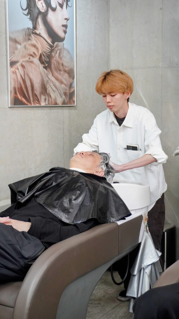 見た目・言葉・技術すべては”お客様のために”
M.SLASHヘアアカデミー 2nd Day Report
2回目を迎えたM.SLASHヘアアカデミーでは、ファッションや言葉づかい、そしてシャンプー技術を“お客様目線”で学ぶ1日となりました。シャンプーは「気持ちいい」だけでなく、「心を込めたおもてなし」。そんな気づきと実践が詰まったレポートをお届けします。